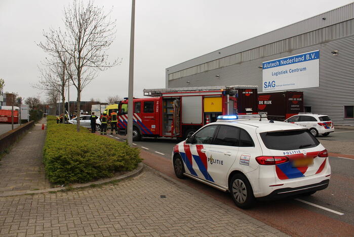 Automobilist raakt van de weg en botst op boom