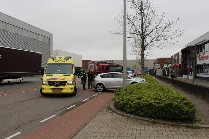 Automobilist raakt van de weg en botst op boom