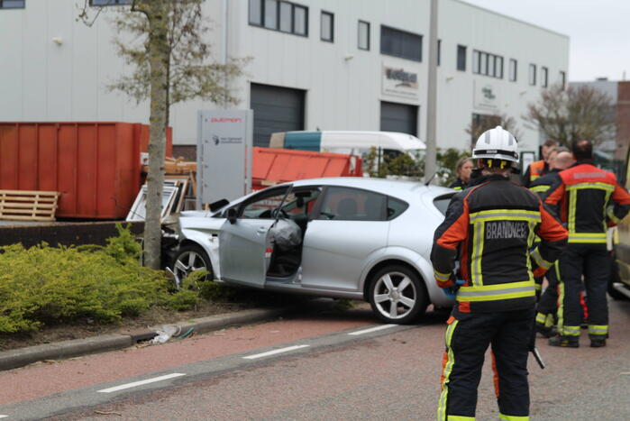 Automobilist raakt van de weg en botst op boom