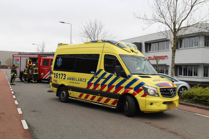 Automobilist raakt van de weg en botst op boom