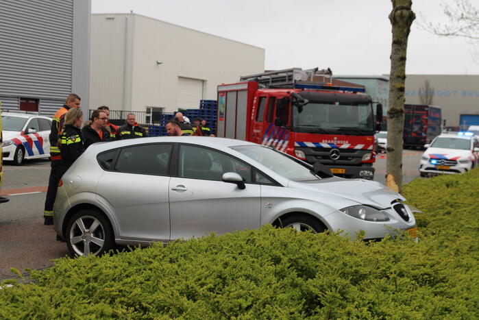 Automobilist raakt van de weg en botst op boom