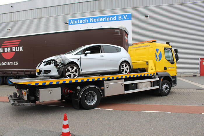 Automobilist raakt van de weg en botst op boom