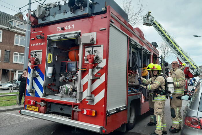 Persoon ademt rook in bij balkonbrand