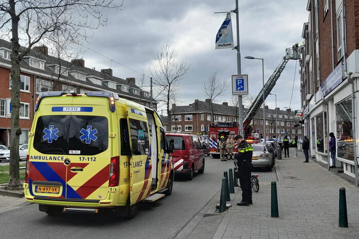 Persoon ademt rook in bij balkonbrand