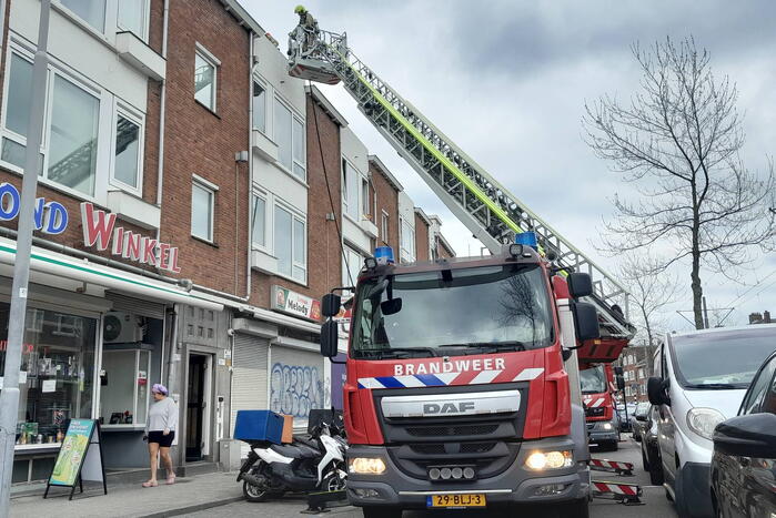 Persoon ademt rook in bij balkonbrand