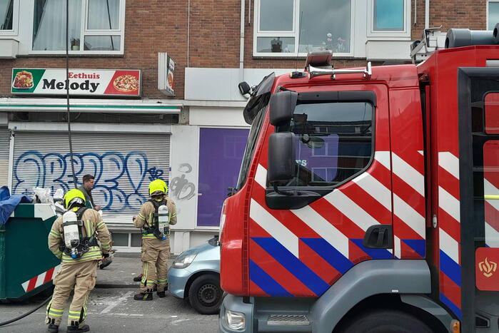 Persoon ademt rook in bij balkonbrand