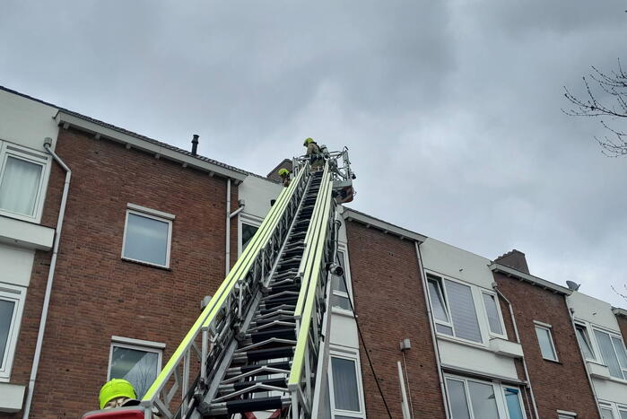 Persoon ademt rook in bij balkonbrand