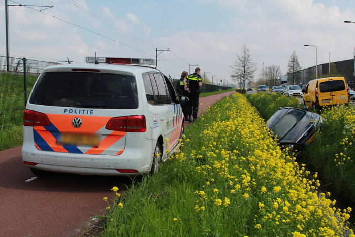 Auto belandt in naastgelegen sloot