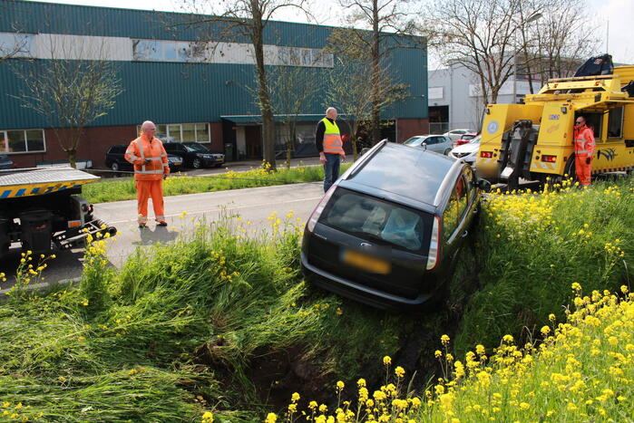 Auto belandt in naastgelegen sloot