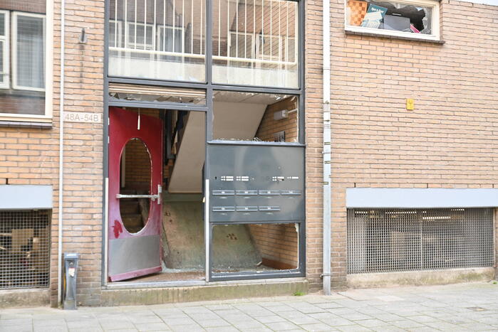 Ramen portiek en woningen er uit geblazen na explosie