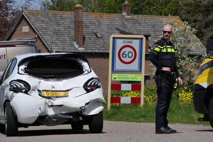 Bestuurster personenwagen gewond bij botsing met bestelbus