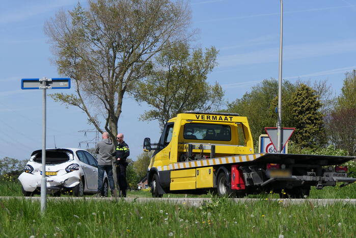 Bestuurster personenwagen gewond bij botsing met bestelbus