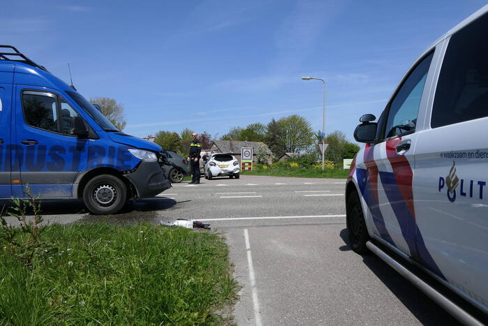 Bestuurster personenwagen gewond bij botsing met bestelbus