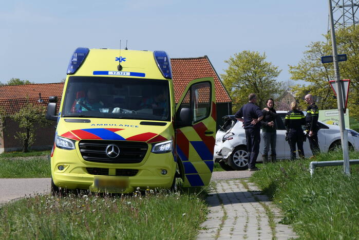 Bestuurster personenwagen gewond bij botsing met bestelbus