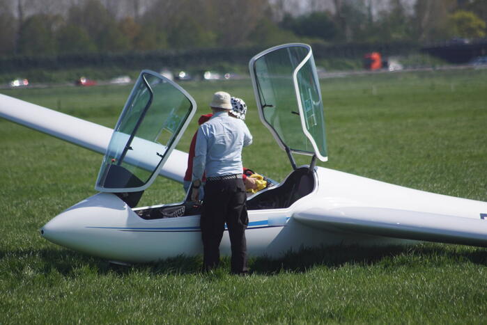 Zweefvliegtuig maakt landing in weiland