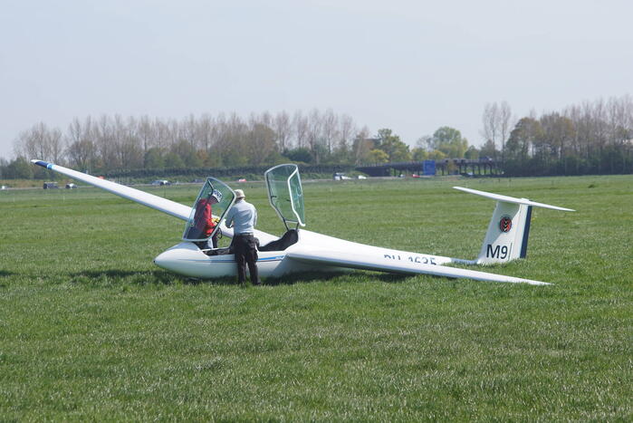 Zweefvliegtuig maakt landing in weiland