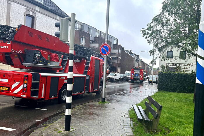 Brandweerlieden ventileren woning na brand