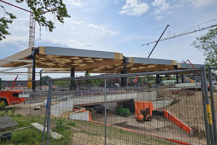 Veel bekijks bij plaatsen dakdelen nieuw station