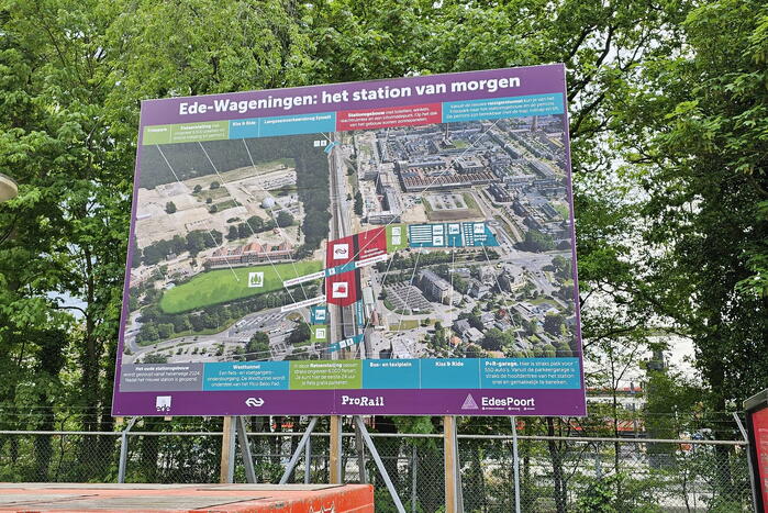 Veel bekijks bij plaatsen dakdelen nieuw station