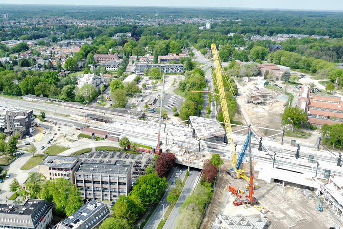 Veel bekijks bij plaatsen dakdelen nieuw station