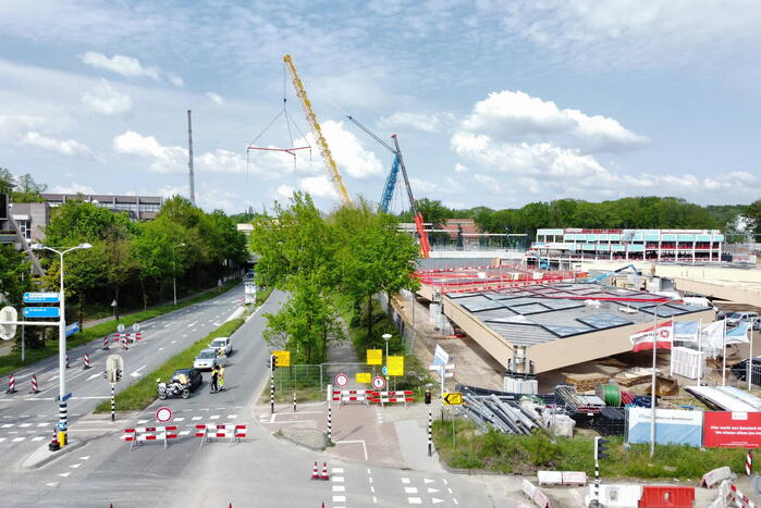 Veel bekijks bij plaatsen dakdelen nieuw station