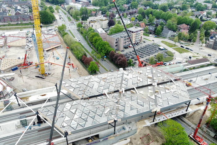 Veel bekijks bij plaatsen dakdelen nieuw station