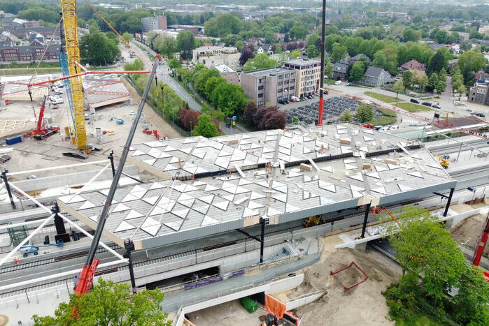 Veel bekijks bij plaatsen dakdelen nieuw station