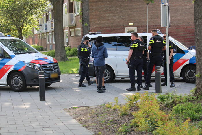 Politieagenten met kogelwerende vesten in wijk