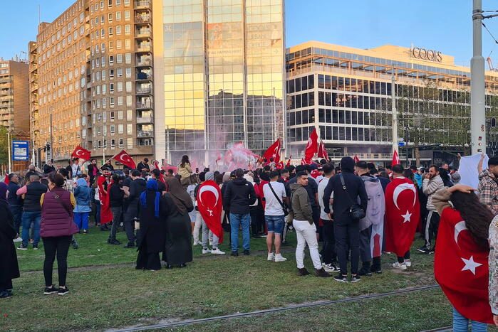 Mensen massaal de straat op na winst Erdogan