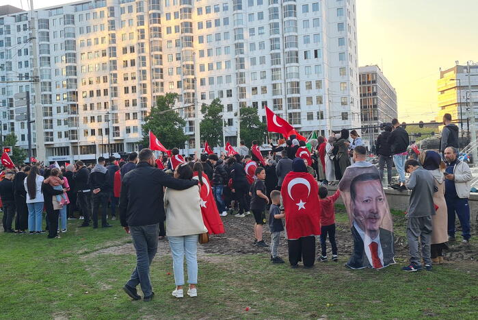 Mensen massaal de straat op na winst Erdogan