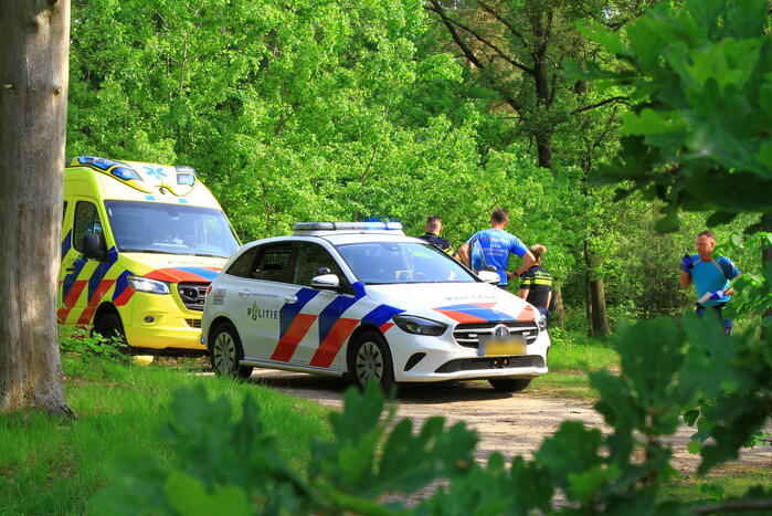 Vastzittende ambulance losgetrokken door brandweer