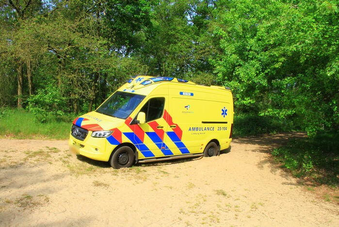 Vastzittende ambulance losgetrokken door brandweer