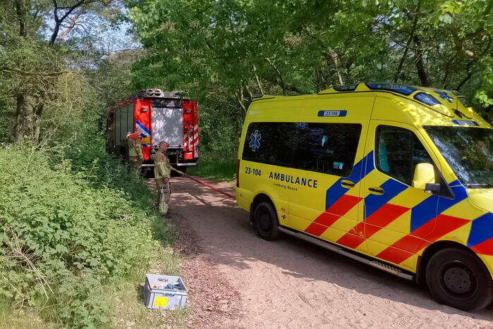 Vastzittende ambulance losgetrokken door brandweer