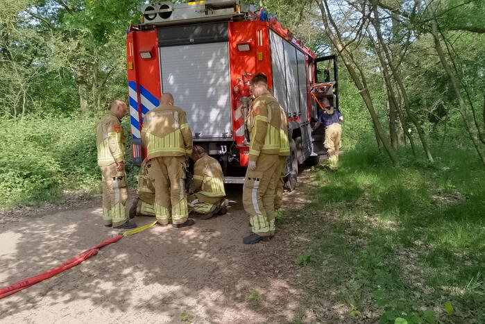 Vastzittende ambulance losgetrokken door brandweer