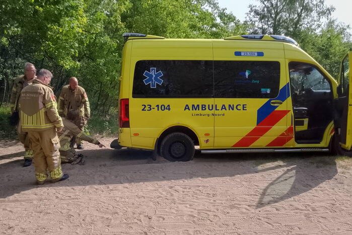 Vastzittende ambulance losgetrokken door brandweer