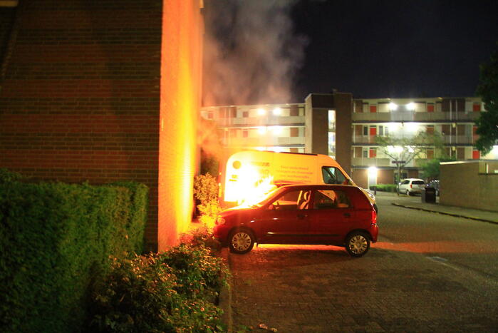 Auto zwaar beschadigd door brand, politie gaat uit van brandstichting