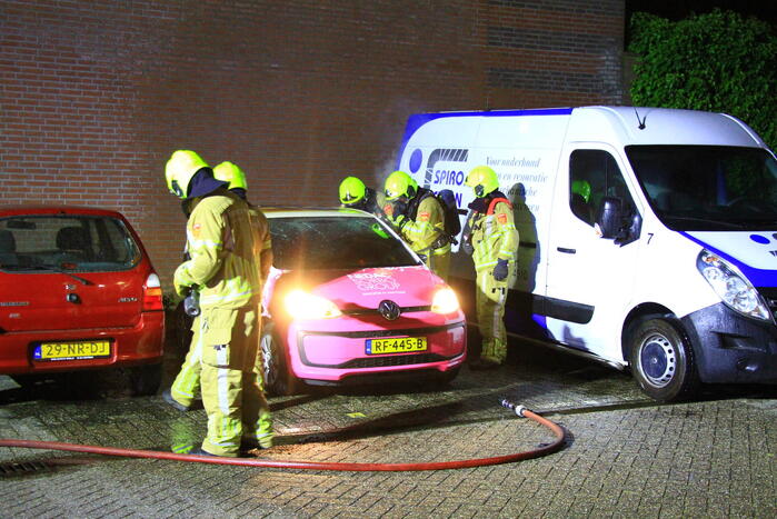 Auto zwaar beschadigd door brand, politie gaat uit van brandstichting