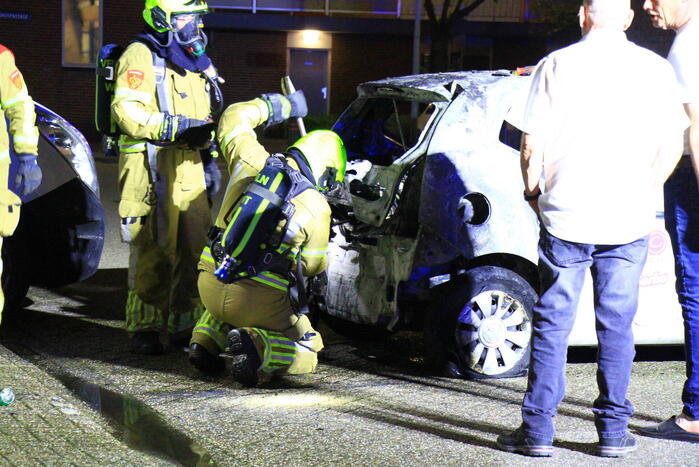 Auto zwaar beschadigd door brand, politie gaat uit van brandstichting