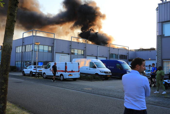 Uitslaande brand in bedrijfsloods