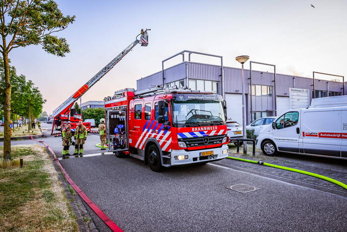 Uitslaande brand in bedrijfsloods