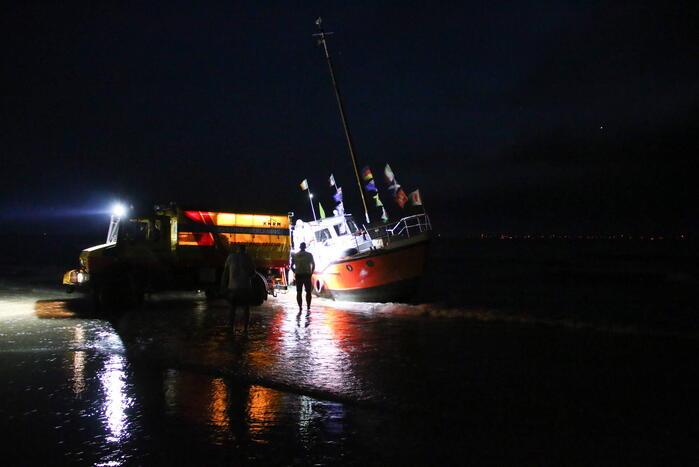 Boot vastgelopen op kust