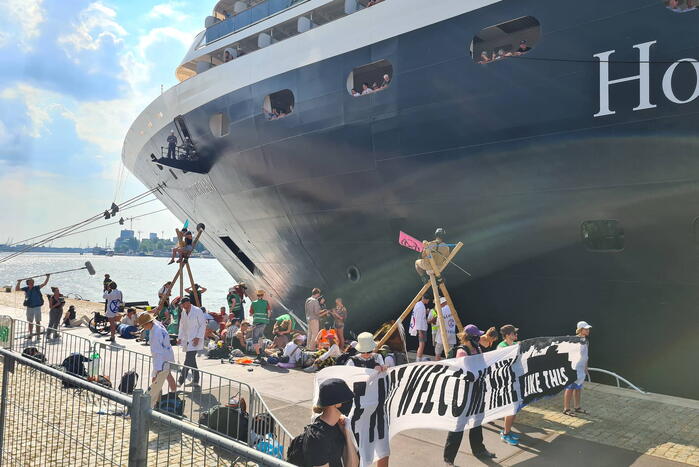 Extinction Rebellion blokkeert Holland America Line