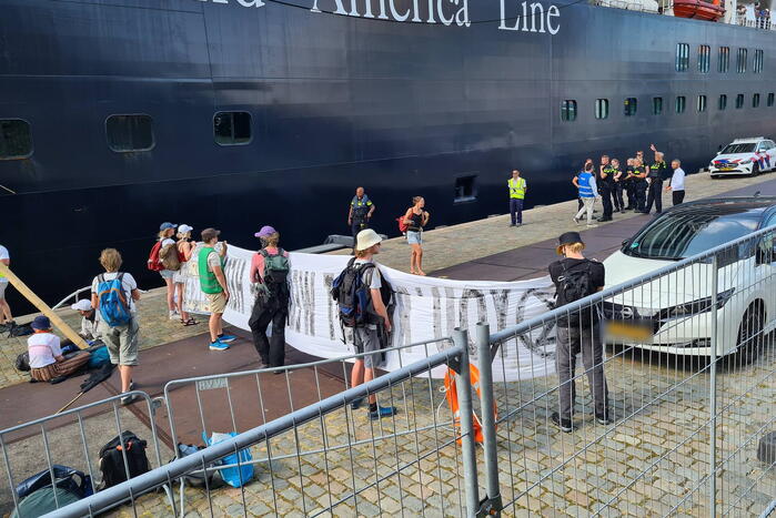 Extinction Rebellion blokkeert Holland America Line