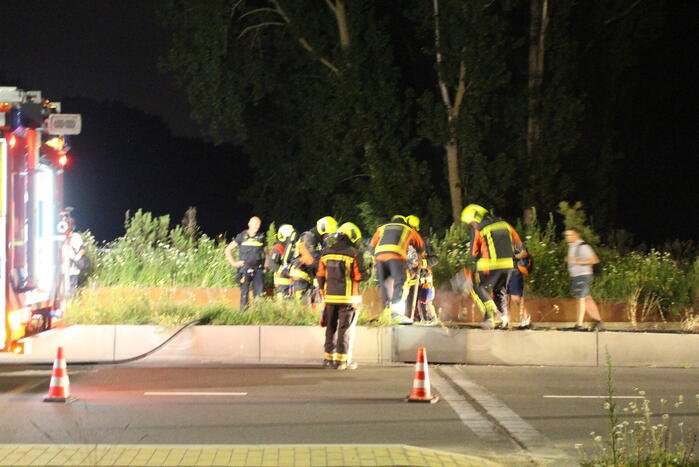 Brandweer dooft bermbrand