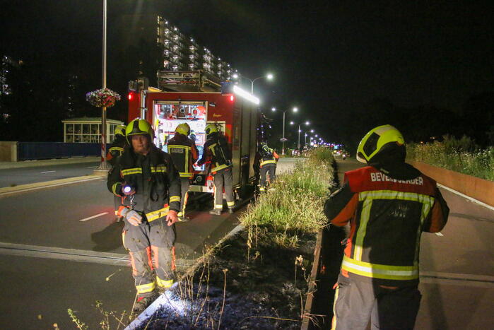 Brandweer dooft bermbrand