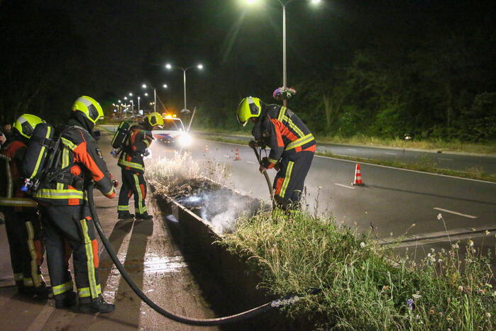 Brandweer dooft bermbrand