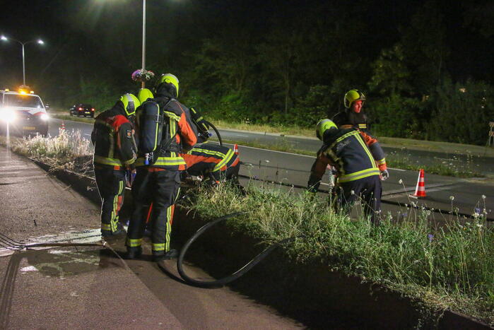 Brandweer dooft bermbrand