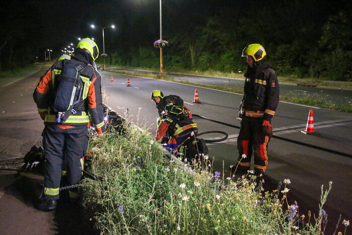 Brandweer dooft bermbrand