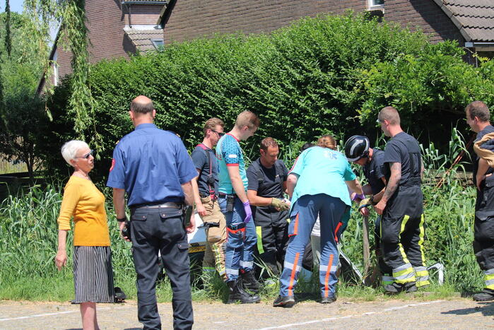 Auto raakte water, bestuurder bevrijdt