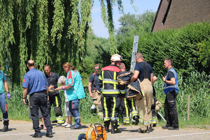 Auto raakte water, bestuurder bevrijdt